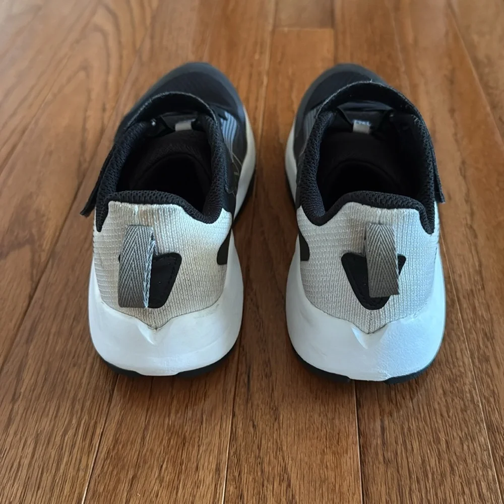 🎉New Balance- Velcro Sneakers(Size 2)🎉 - Picture 4 of 6